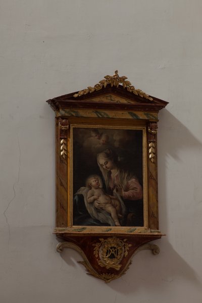 Kollegiatskirche. Innenraum. Gemälde. Madonna mit Kind. Italien (?). von Unbekannt
