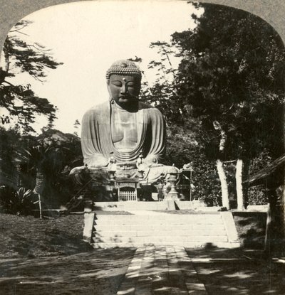 Kolossale Buddha-Statue, verehrt von den Japanern, in einem Waldtempel, Kamakura, Japan, ca. 1900 von Unbekannt