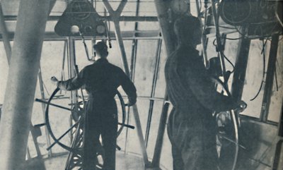 Komfort für Passagiere und die Kabine einer wunderbaren zentralen Steuerung, um 1935 von Unbekannt