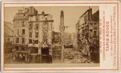 Kommune von Paris (1871): Eröffnung der Kaufhäuser des Carpet Rouge, eine Werbekarte, die das Gebäude ein Jahr zuvor zeigt, in Ruinen während der Kommune. von Unbekannt