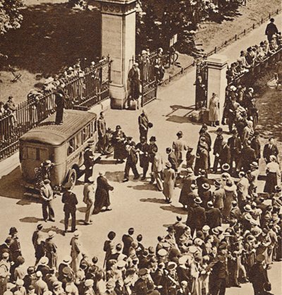 Menschenmenge beobachtet den verhafteten Mann, der zum Polizeiwagen gebracht wird, 1937 von Unbekannt