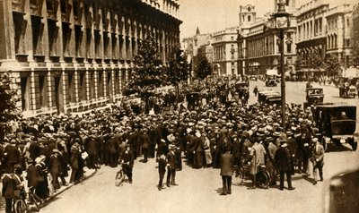 Menschenmengen warten vor der Downing Street in London auf Nachrichten über...Krieg, Juli 1914, 1933 von Unbekannt