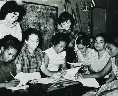 Kubarevolution: Frauen, die an den Bildungsprogrammen teilnehmen, die von Fidel Castros Alphabetisierungskampagne auf dem Land in den frühen 1960er Jahren eingerichtet wurden (s/w Foto) von Unbekannt