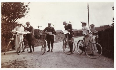 Radfahrer schauen auf Karten, um 1900 von Unbekannt