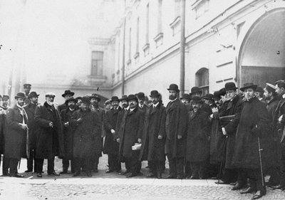 Abgeordnete der ersten Duma unterzeichnen den Vyborg-Appell vor dem Gefängnis, 1906 von Unbekannt