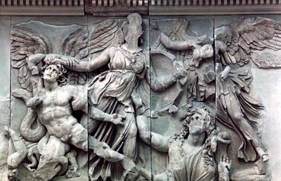Detail vom Großen Fries des Pergamonaltars, 180-159 v. Chr. von Unbekannt