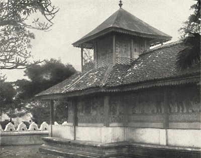 Dewale s. Tafel 58 bei der Dagoba des Heiligen Zahnes in Kandy, 1926 von Unbekannt
