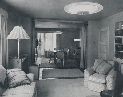 Ess- und Wohnzimmer, nur durch schwere Vorhänge in einem attraktiven modernen Gewebe getrennt, 1942 von Unbekannt