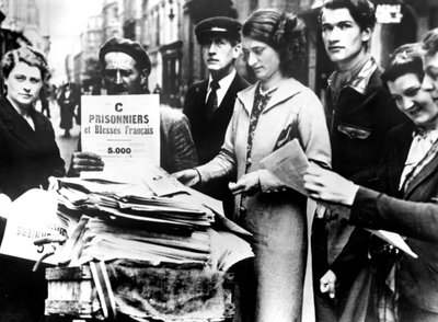 Verteilung der ersten offiziellen Listen der Verwundeten und Gefangenen Franzosen, Paris, 25. Juli 1940 von Unbekannt