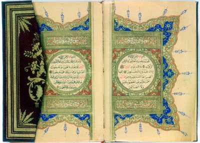 Doppelseitige Ausbreitung aus einem Koran mit marginaler Blumendekoration, Türkisch, 1882 von Unbekannt