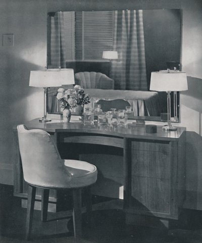 Frisiertisch aus amerikanischem Nussbaum mit passendem Drehstuhl, 1942 von Unbekannt