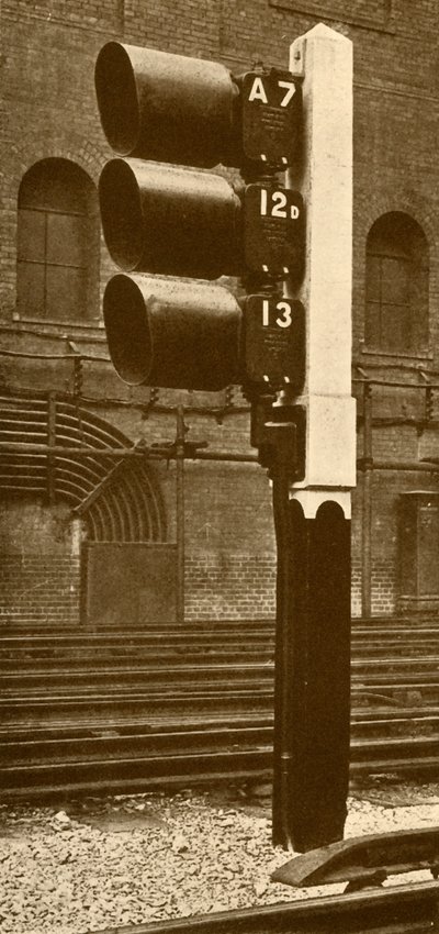 Elektrische Lampensignale, mit Tageslichtschirmen, an der Baker Street Station, Metropolitan Railway, 193 von Unbekannt