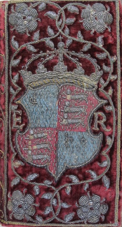 Bestickter Samteinband von John Udalls Predigten mit den Wappen von Elisabeth I., 1596 von Unbekannt