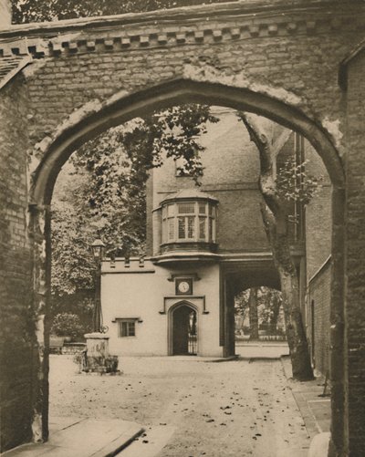 Eingangshof und Torhaus der Charterhouse, c1935 von Unbekannt