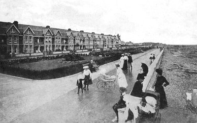 Familien spazieren auf der New Parade, East Worthing, West Sussex von Unbekannt