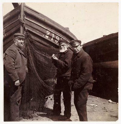 Fischer stehen bei einem Netz, um 1905 von Unbekannt