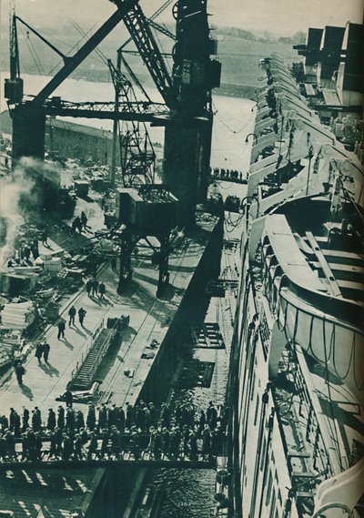 Ausrüstungsbecken der John Brown and Company Werft in Clydebank, 1937 von Unbekannt