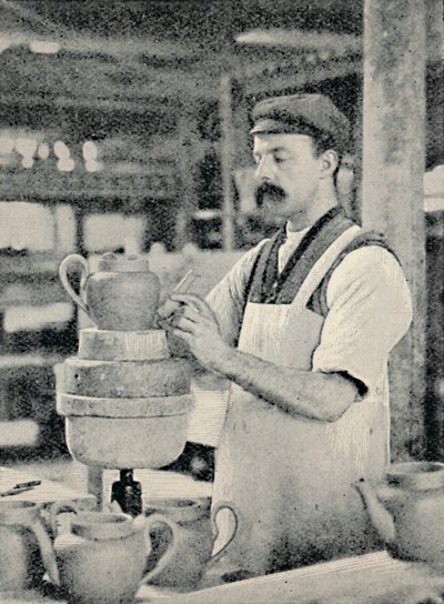 Ausguss an einer Teekanne befestigen, ca. 1917 von Unbekannt