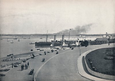 Fleetwood - Die Promenade: Abfahrt des Isle of Man Dampfers, 1895 von Unbekannt