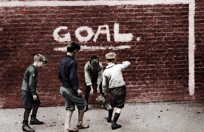 Fußball im East End, London, 1926-1927 von Unbekannt