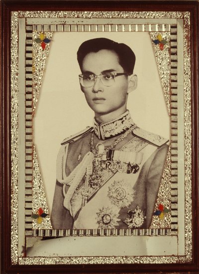 Gerahmtes Porträt von König Bhumibol Adulyadej (s/w Foto) von Unbekannt