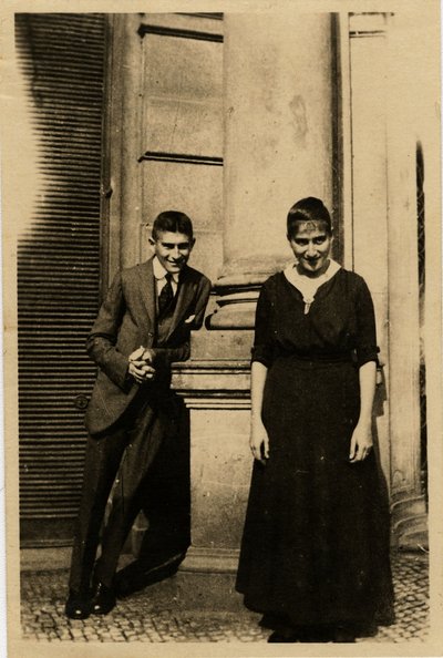 Franz Kafka mit seiner Schwester Ottla vor dem Oppelt-Haus in Prag von Unbekannt
