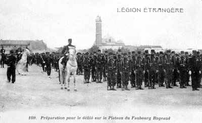 Französische Fremdenlegion bereitet sich auf den Marsch auf das Plateau Faubourg Bugeaud, Algerien, 20. Jahrhundert vor von Unbekannt