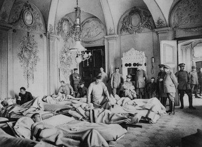 Französische und deutsche Verwundete in einem Schloss in Frankreich, Erster Weltkrieg, 1915 von Unbekannt