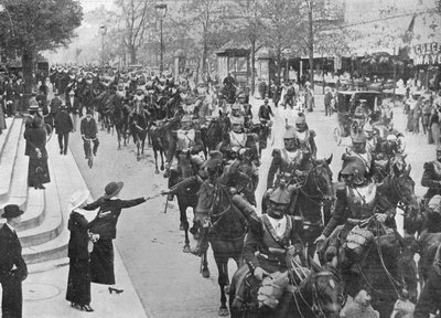 Französische Kürassiere reiten durch die Straßen von Paris auf dem Weg zur Front, 1914 von Unbekannt
