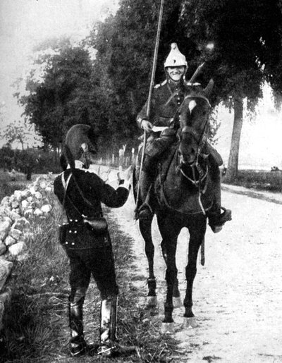 Französischer Dragoner, der einem wachsamen belgischen Posten einen Pass übergibt, Erster Weltkrieg, 1914 von Unbekannt
