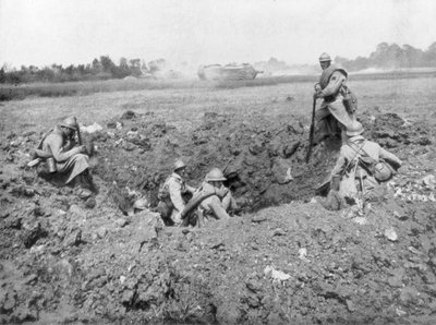 Französische Infanterie ruht in einem Granatloch, Chemin des Dames, Frankreich, 11. Juni 1918 von Unbekannt