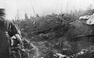 Französische Truppen bereiten sich auf einen deutschen Gegenangriff vor, Eparges-Rücken, in der Nähe von Verdun, Frankreich, August 1915 von Unbekannt