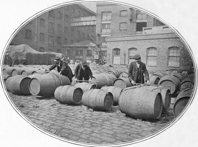 Weinfässer messen in den Londoner Docks, ca. 1900-1901 von Unbekannt