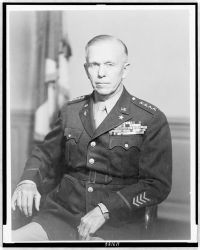 Gen. George Catlett Marshall, Halbporträt, sitzend, leicht nach links gewandt, in Uniform, ca. 1944 (s/w Foto) von Unbekannt