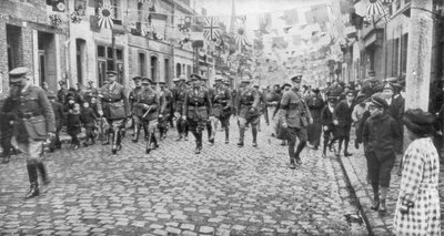 General Currie und kanadische Truppen marschieren durch eine befreite Stadt von Unbekannt