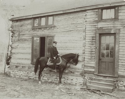 General Frederick Dent Grant zu Pferd vor der Hütte (Hardscrabble), die von seinem Vater, Ulysses S. Grant, gebaut wurde von Unbekannt