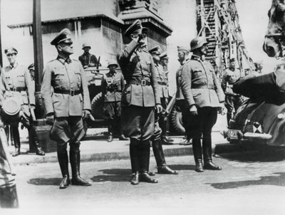 General von Bock salutiert deutschen Truppen, die am Arc de Triomphe vorbeimarschieren, Paris, 14. Juni 1940 von Unbekannt
