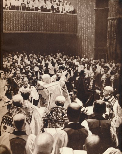 George VI. wird mit der St. Edwards Krone am Tag seiner Krönung gekrönt, 1937 von Unbekannt