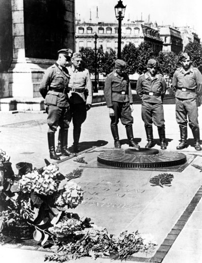 Deutsche Soldaten am Grabmal des unbekannten Soldaten am Arc de Triomphe, Paris, Dezember 1940 von Unbekannt