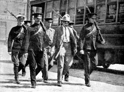 Deutscher Spion wird von den kanadischen Behörden ins Militärgefängnis eskortiert, Erster Weltkrieg, 1914 von Unbekannt