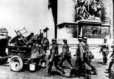 Deutsche Truppen marschieren am Arc de Triomphe vorbei, Paris, Juni 1940 von Unbekannt