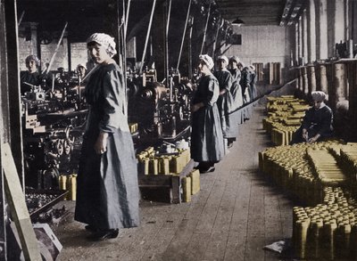 Mädchenarbeiterinnen in einer Munitionsfabrik, 1915 von Unbekannt