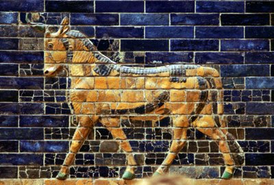 Glasierte Ziegelrelief eines Stiers auf dem Heiligen Weg zum Ischtar-Tor, Babylon, ca. 580 v. Chr. von Unbekannt