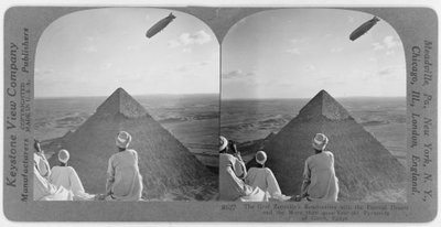 Graf Zeppelin über den Pyramiden von Gizeh, ca. 1930 von Unbekannt