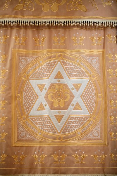 Große Chorsynagoge. Synagoge Heiliger Schrein Vorhang mit Davidstern, Sankt Petersburg, Russland von Unbekannt