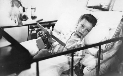 Griechischer Junge aus Pylos wird im Krankenzimmer des britischen Schlachtschiffs HMS Malaya gepflegt, 1938 von Unbekannt