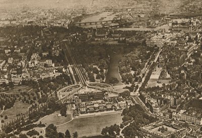 Grüne Wälder am Wasser von Westminster: Teil des Herrenhauses von Hyde unter dem Flügel des Doppeldeckers von Unbekannt