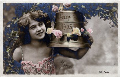 Osterkarte: ein lächelndes junges Mädchen posiert neben einer Glocke - Postkarte von 1905 von Unbekannt