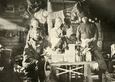 Gruppe in der Hütte im Sommer: Joyce an der Nähmaschine, 1908, 1909 von Unbekannt