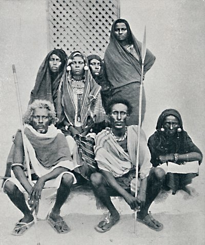 Gruppe von Danakil-Männern und -Frauen aus dem italienischen Hafen, Assab-Bucht, Eritrea, 1912 von Unbekannt